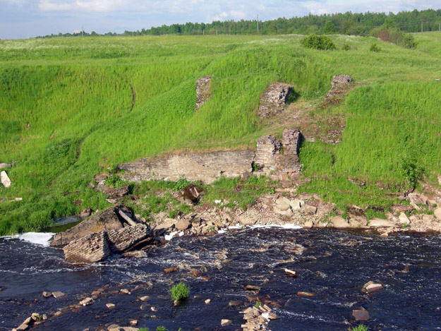 And there is a palimpsest of destruction in this area of Russia.  This bridge over the River Tosna (N59.64682°, E30.80679) was destroyed by White forces in 1919 during the Civil War.