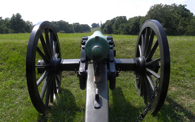 Cannon on the Union side aimed towards a Confederate position in the Vicksburg bluffs.