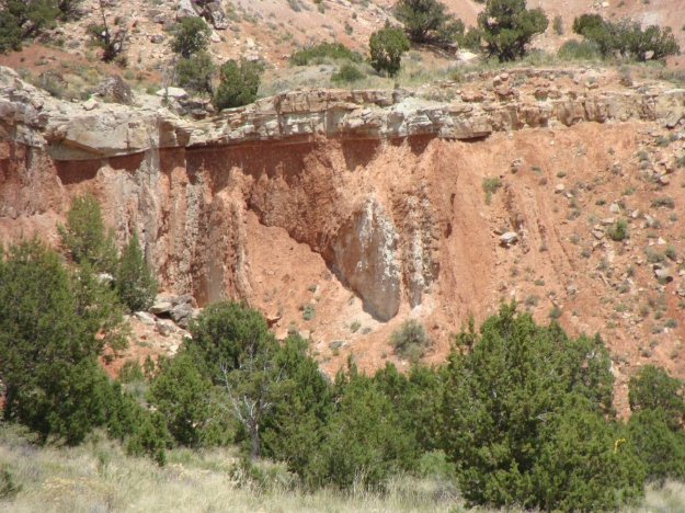 The photo above shows the unconformity that places the Paleogene Colton Formation on top of the vertical Jurassic Twist Gulch Formation.