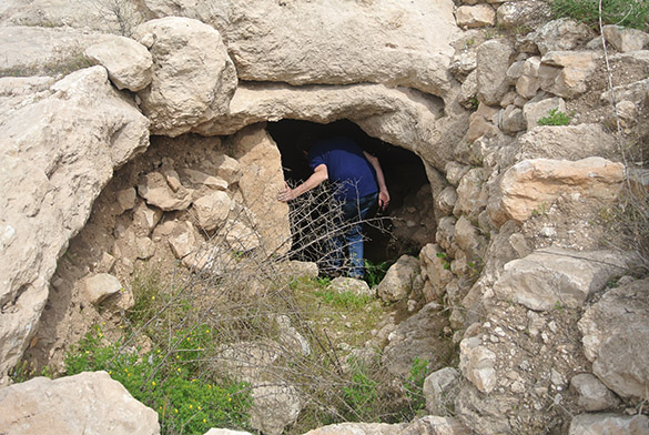 Khirbet Qeiyafa cave 041314