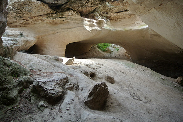 Tel Azeka caveern 041314