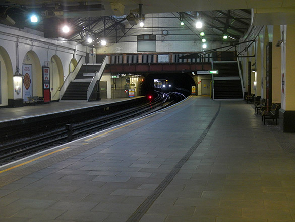 Fulham Broadway tube station at 0508
